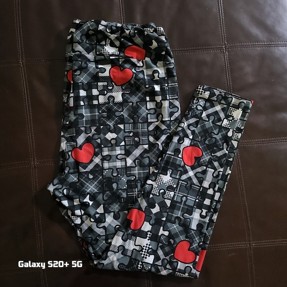 Lularoe TC2 puzzle heart leggings - Picture 2 of 3